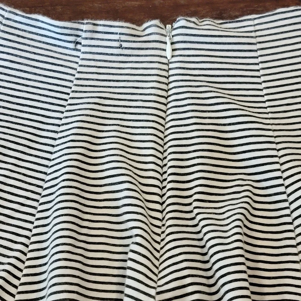 American Eagle Outfitters Mini Skirt Size 8 White Black Stripes Summer Beachy - Picture 3 of 7